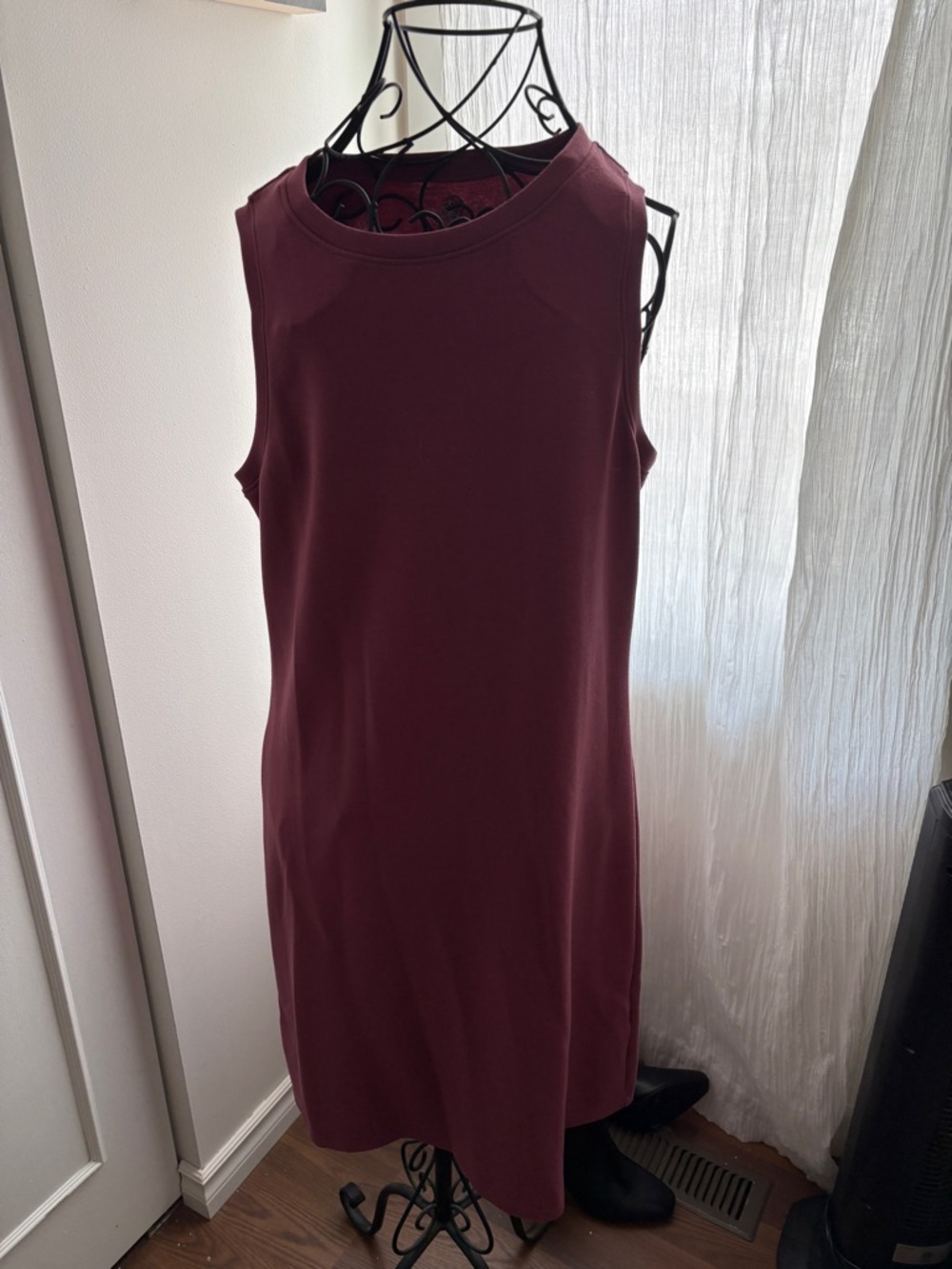 GAIAM Sleeveless Midi Dress in Burgundy